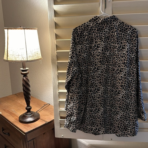 Chicos Animal Print No Wrinkle Long Sleeved Button Down Blouse Size 3 (XL) - Picture 2 of 6